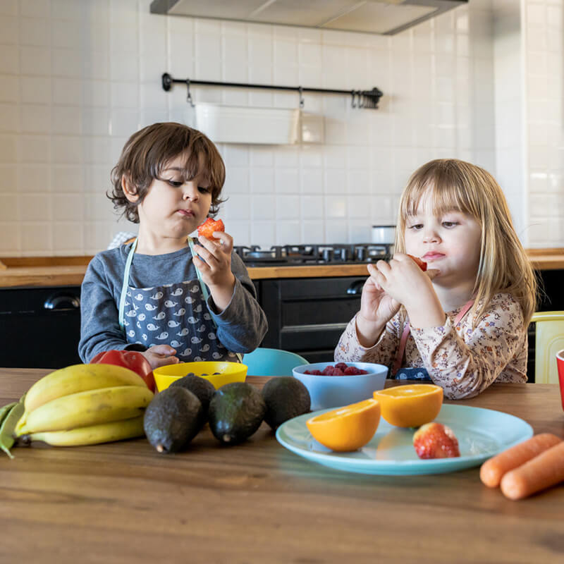 children eating fruit